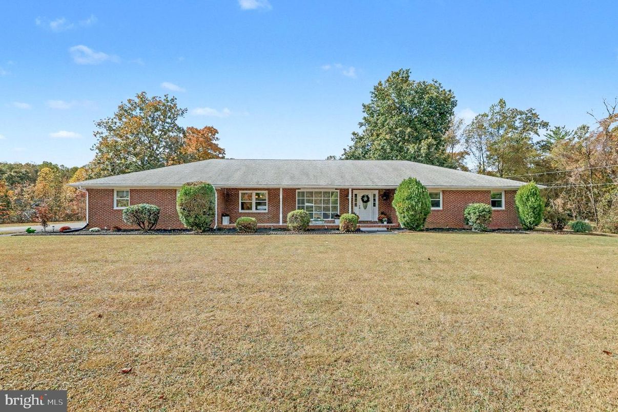 Exterior, Facade, Brick Facade, Ranch