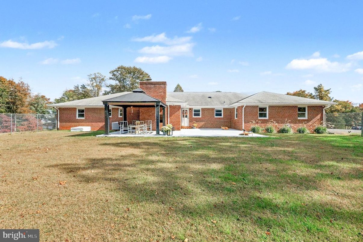 Backyard, Exterior, Facade, Brick Facade, Log Home