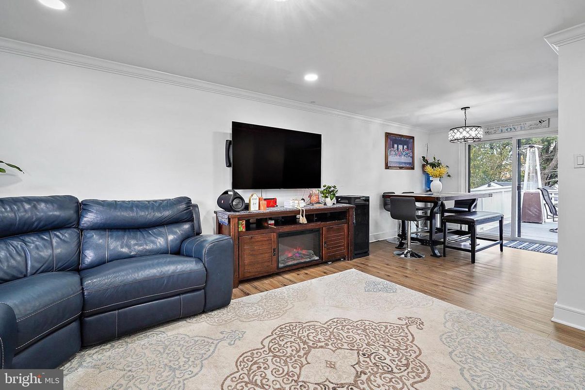 Chandelier, Dining room, Interior, Pendant Lights, Recessed Lighting, Wood Texture Flooring