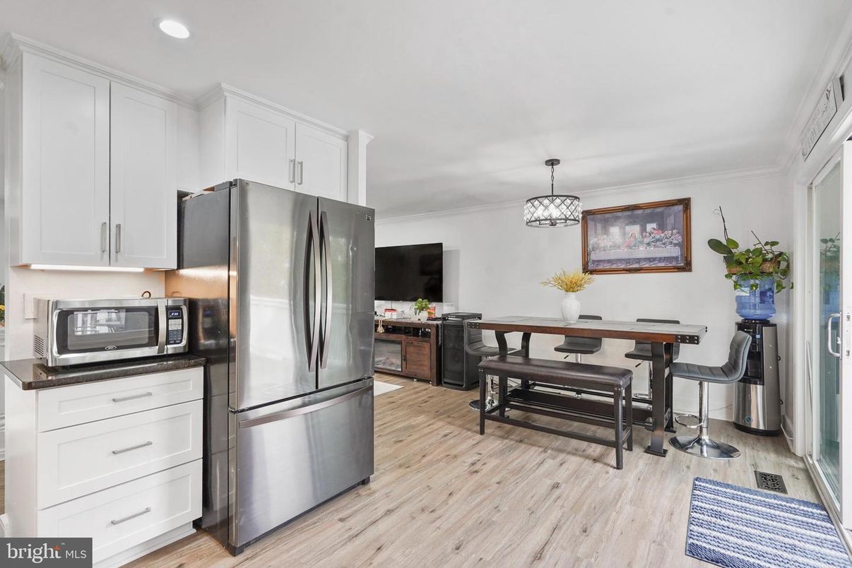 Dining room, Interior, Kitchen, Pendant Lights, Recessed Lighting, Wood Texture Flooring