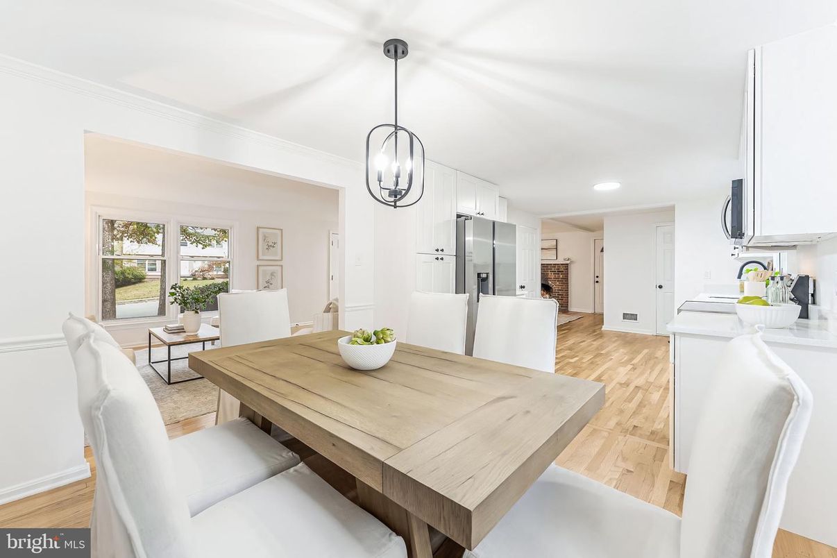 Dining room, Interior, Kitchen, Pendant Lights, Recessed Lighting, Wood Texture Flooring