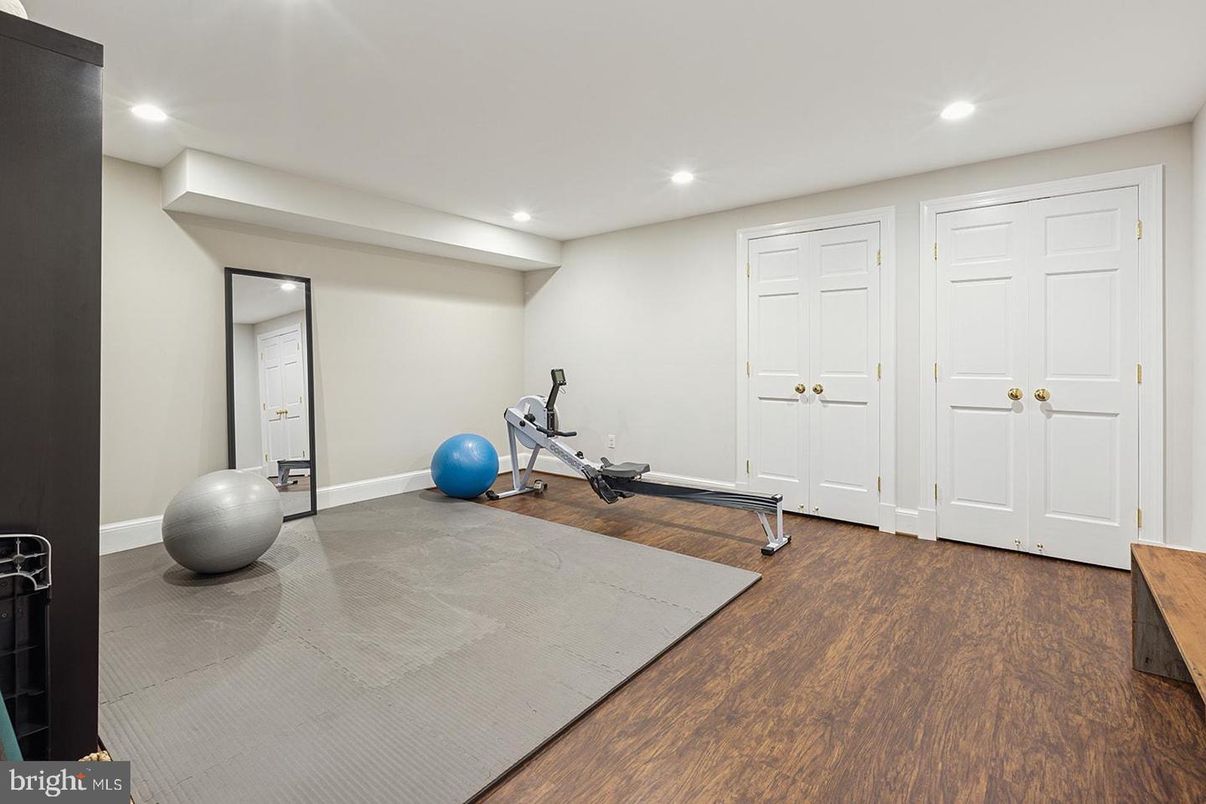 Fitness Equipment, Interior, Recessed Lighting, Wood Texture Flooring