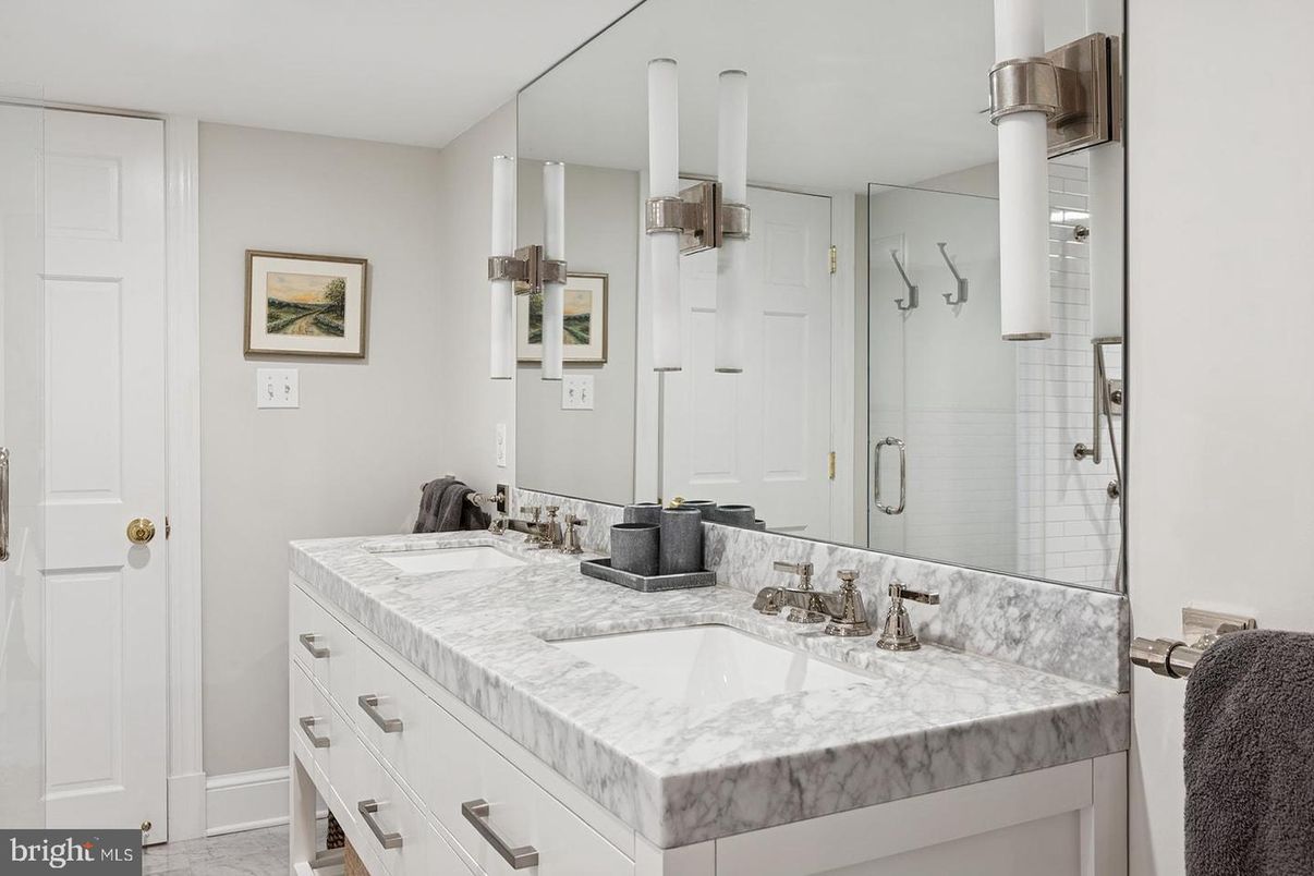 Bathroom, Dual Sink Vanities, Interior