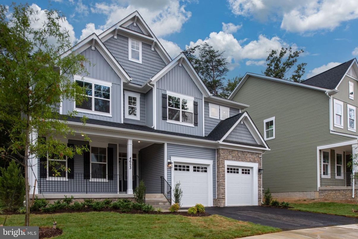 Attached, Exterior, Facade, Farmhouse