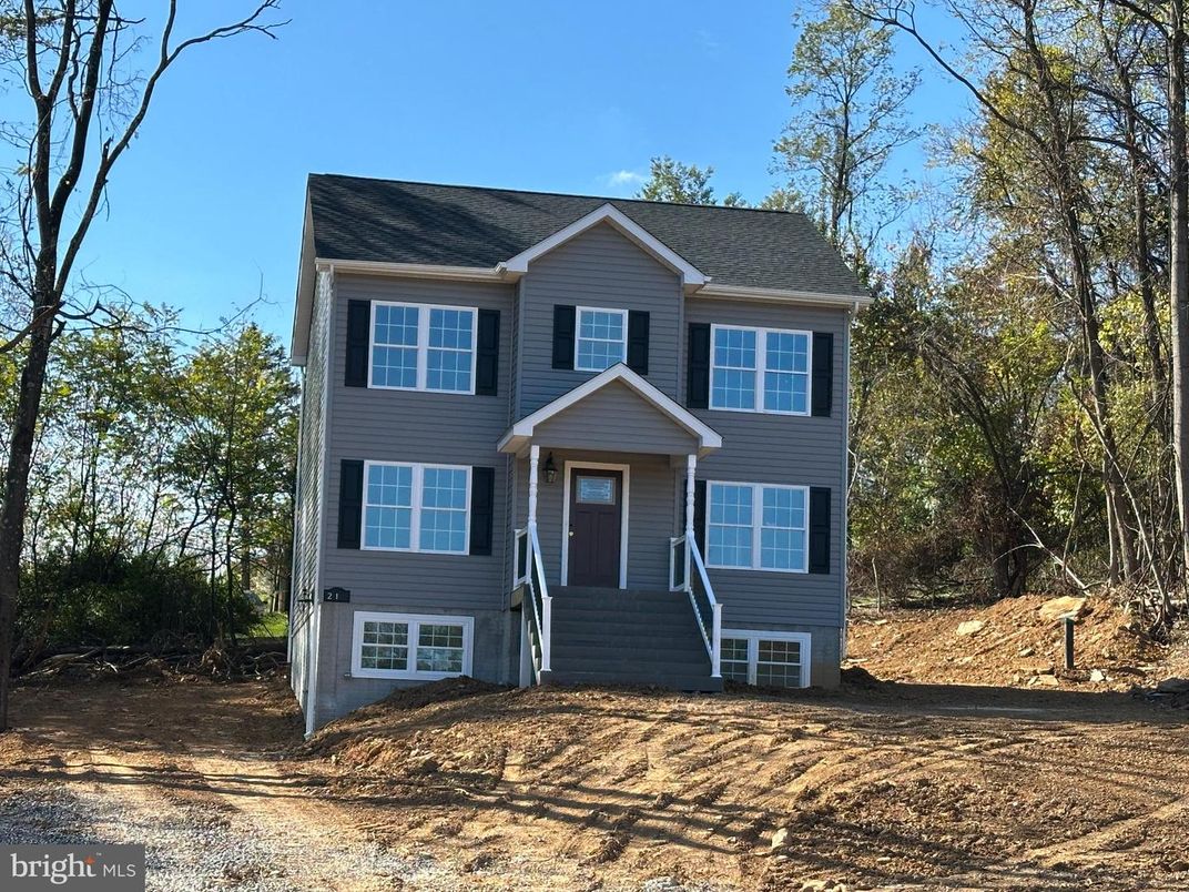 Exterior, Facade, Raised Ranch