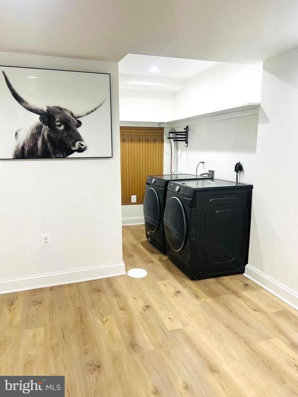 Interior, Recessed Lighting, Washer, Wood Texture Flooring