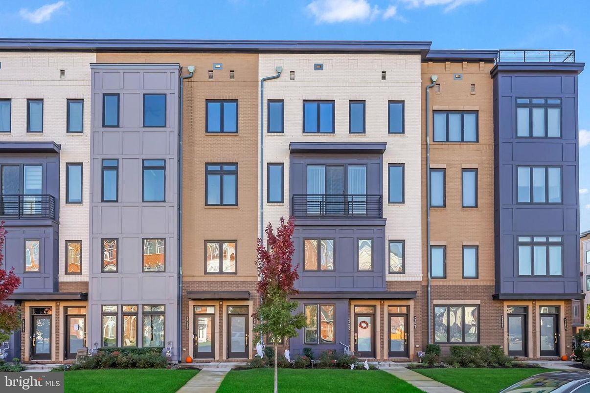 Exterior, Facade, Rowhouse