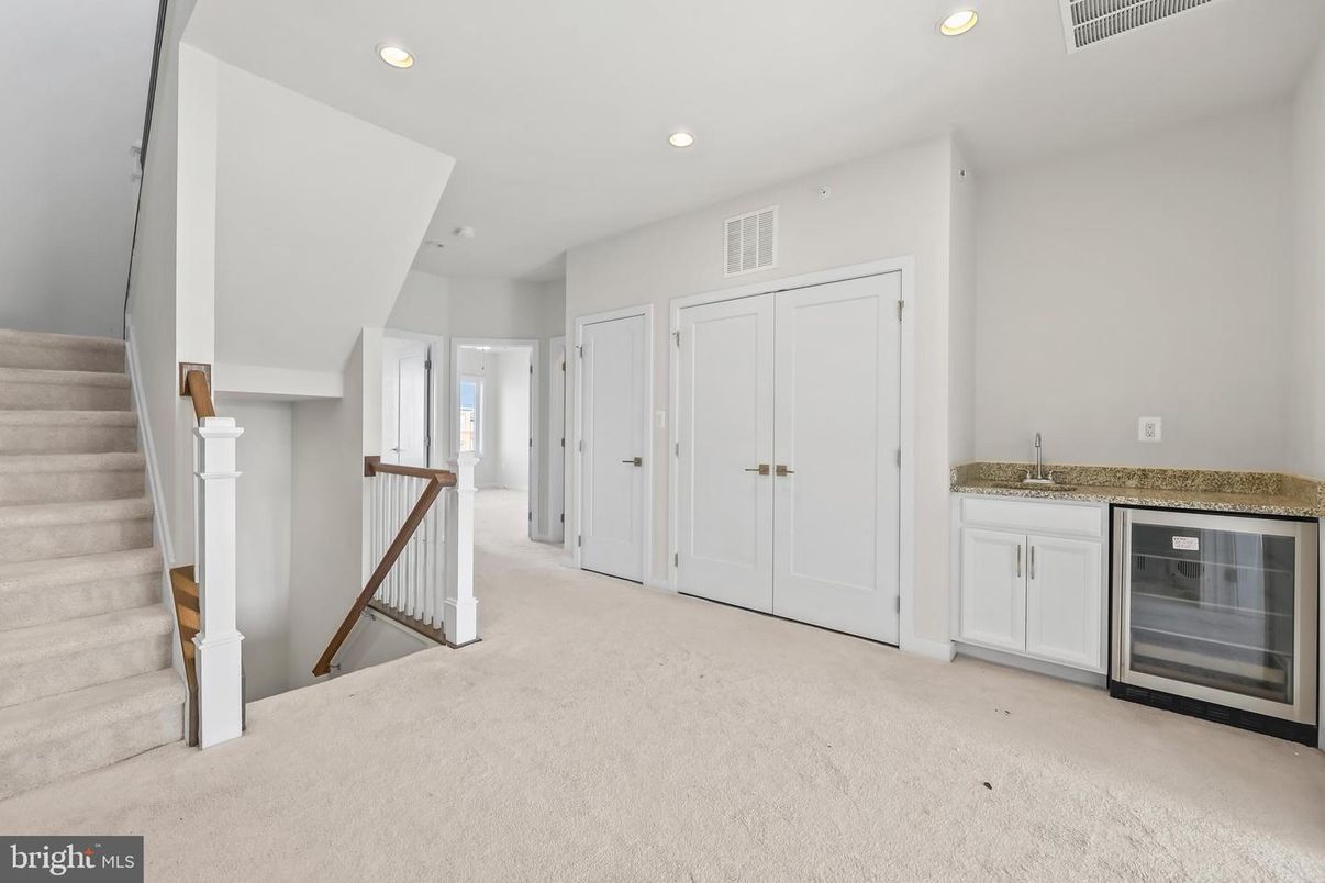 Empty room, Interior, Recessed Lighting