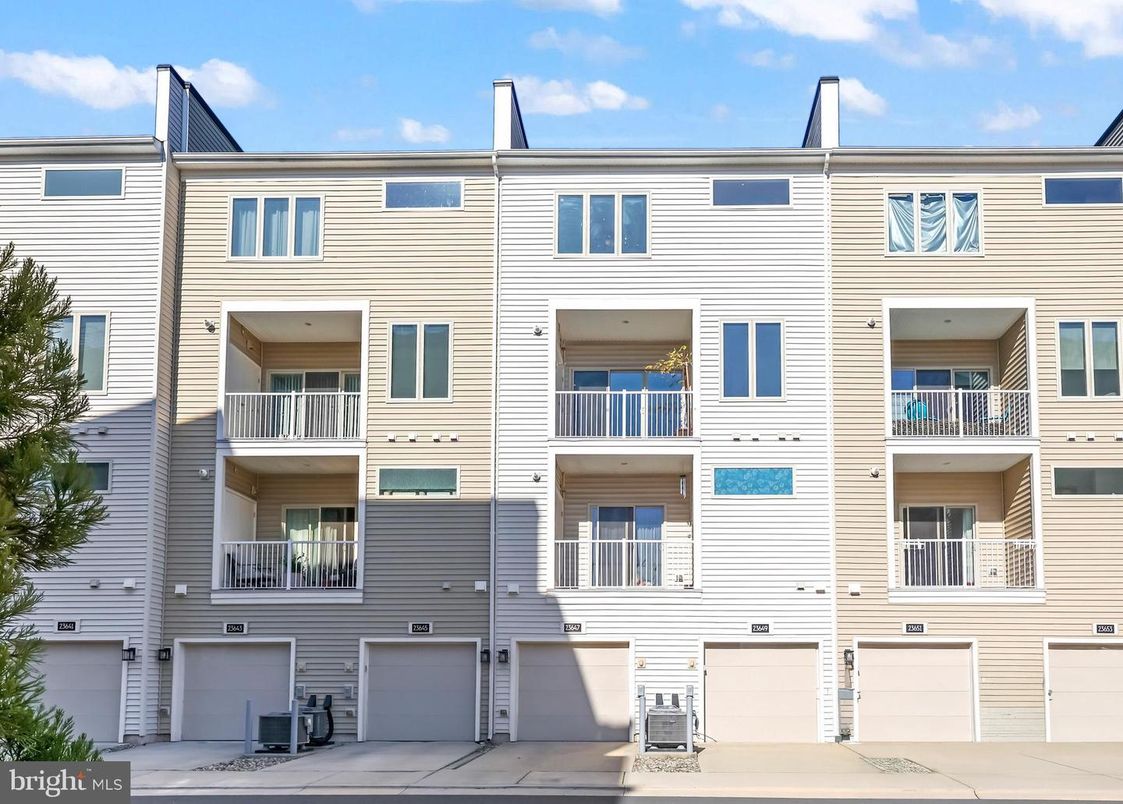 Attached, Exterior, Facade, Rowhouse