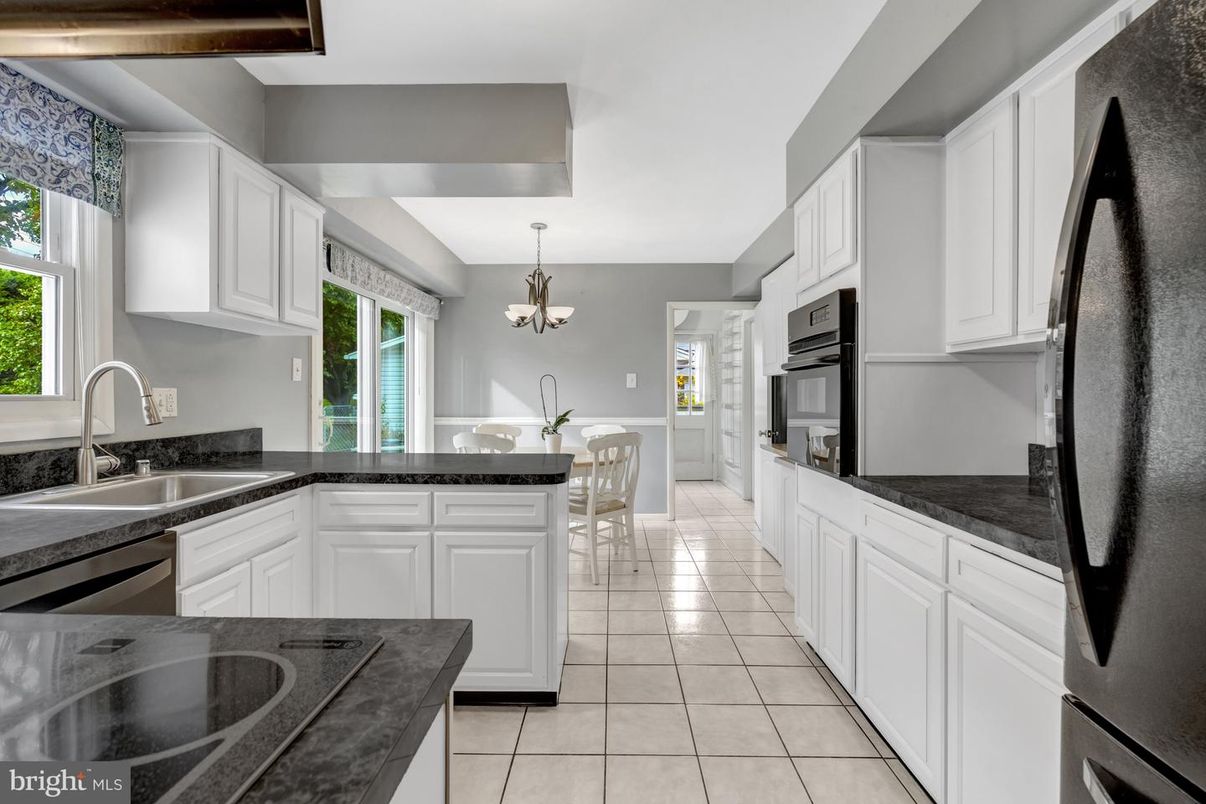 Chandelier, Dining room, Interior, Kitchen
