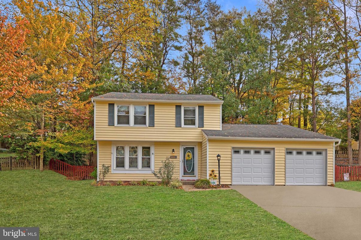 Attached, Exterior, Facade, Split Level