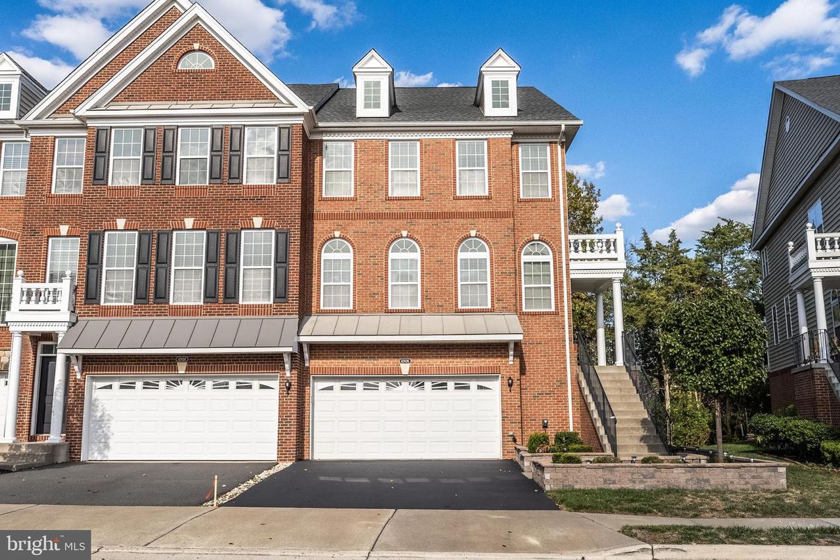 Attached, Exterior, Facade, Brick Facade, Georgian