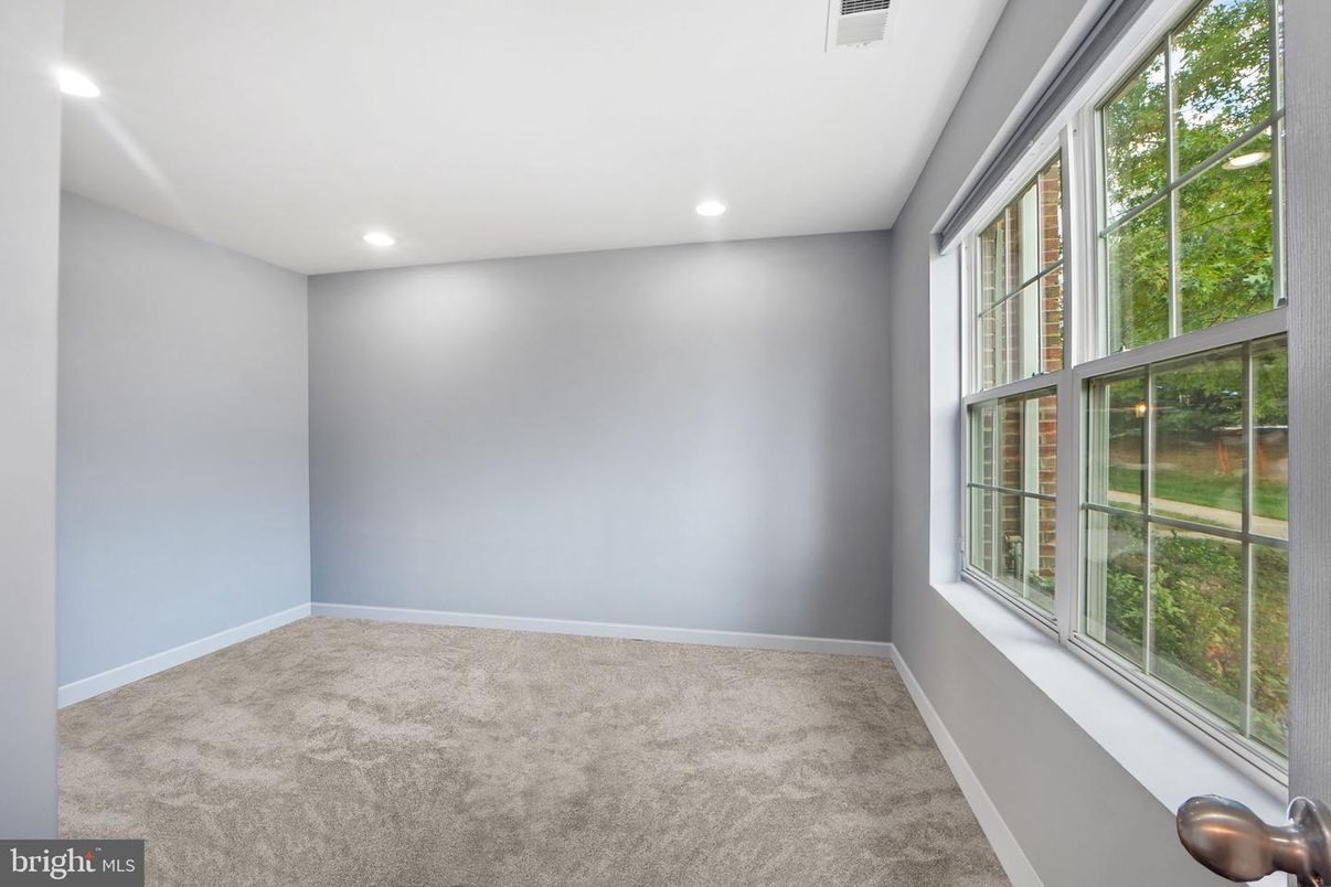 Empty room, Interior, Recessed Lighting