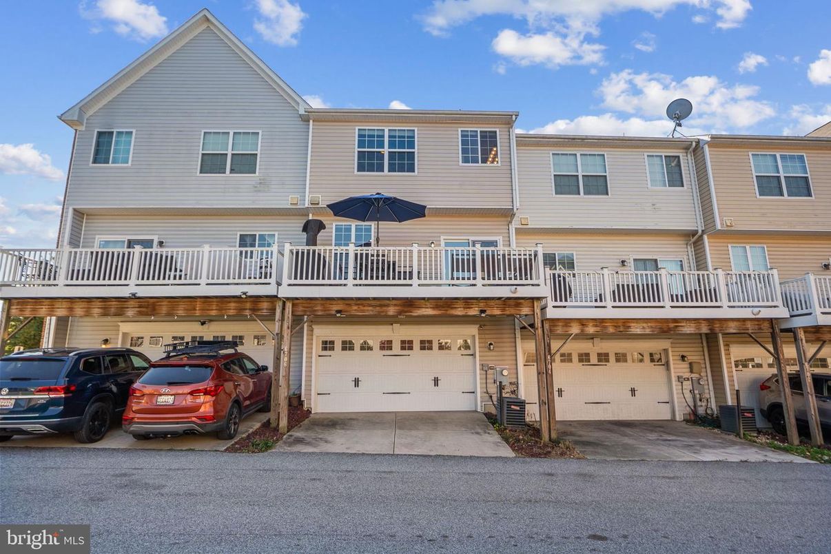 Attached, Exterior, Facade, Rowhouse