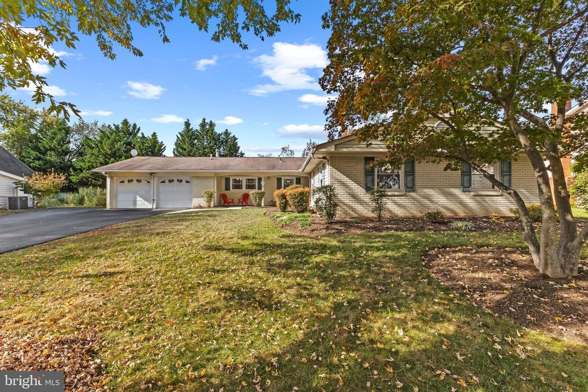 Attached, Backyard, Exterior, Facade, Brick Facade, Ranch