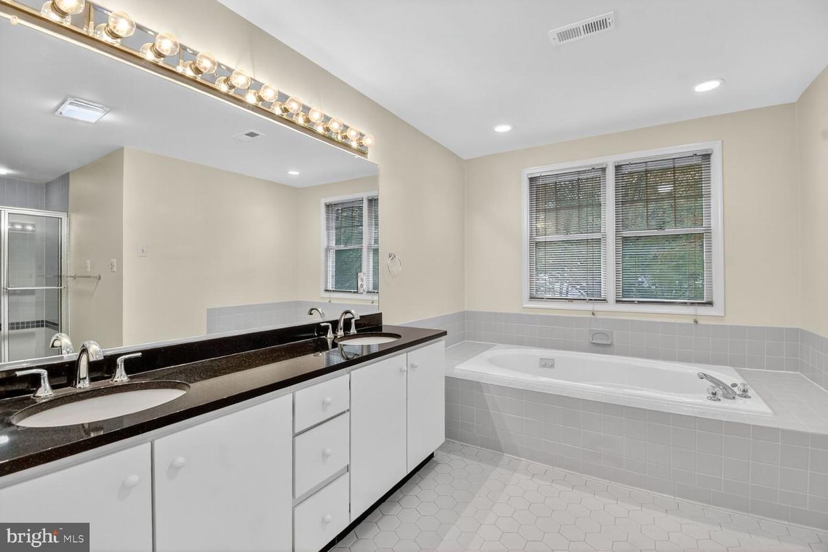 Bathroom, Dual Sink Vanities, Interior, Recessed Lighting
