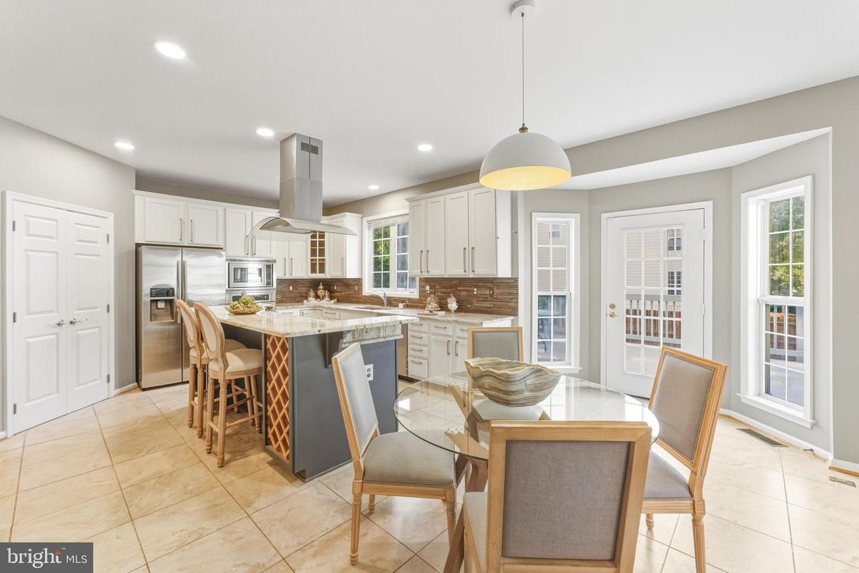 Dining room, Interior, Kitchen, Pendant Lights, Recessed Lighting, Stainless Steel Appliances