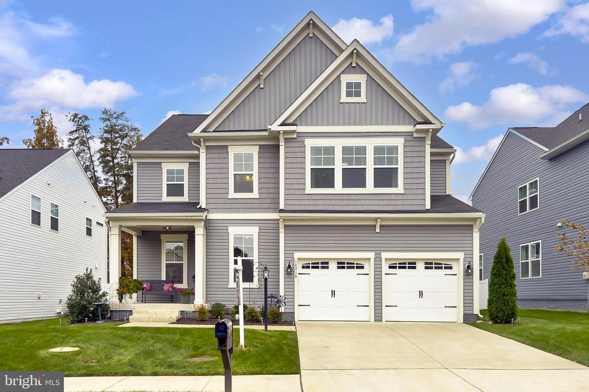 Attached, Exterior, Facade, Farmhouse