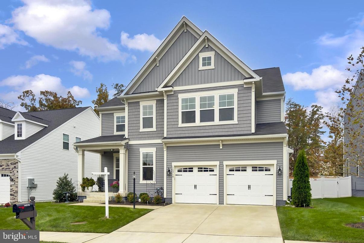 Attached, Exterior, Facade, Farmhouse