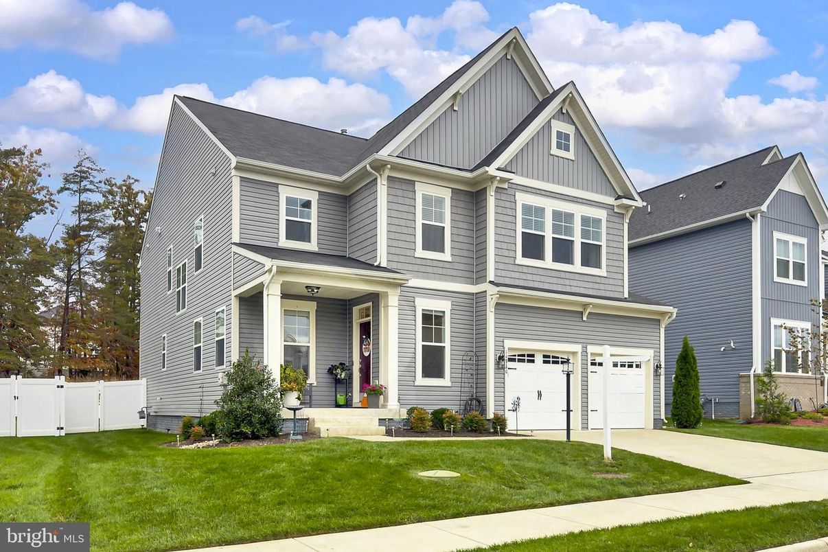 Attached, Exterior, Facade, Farmhouse