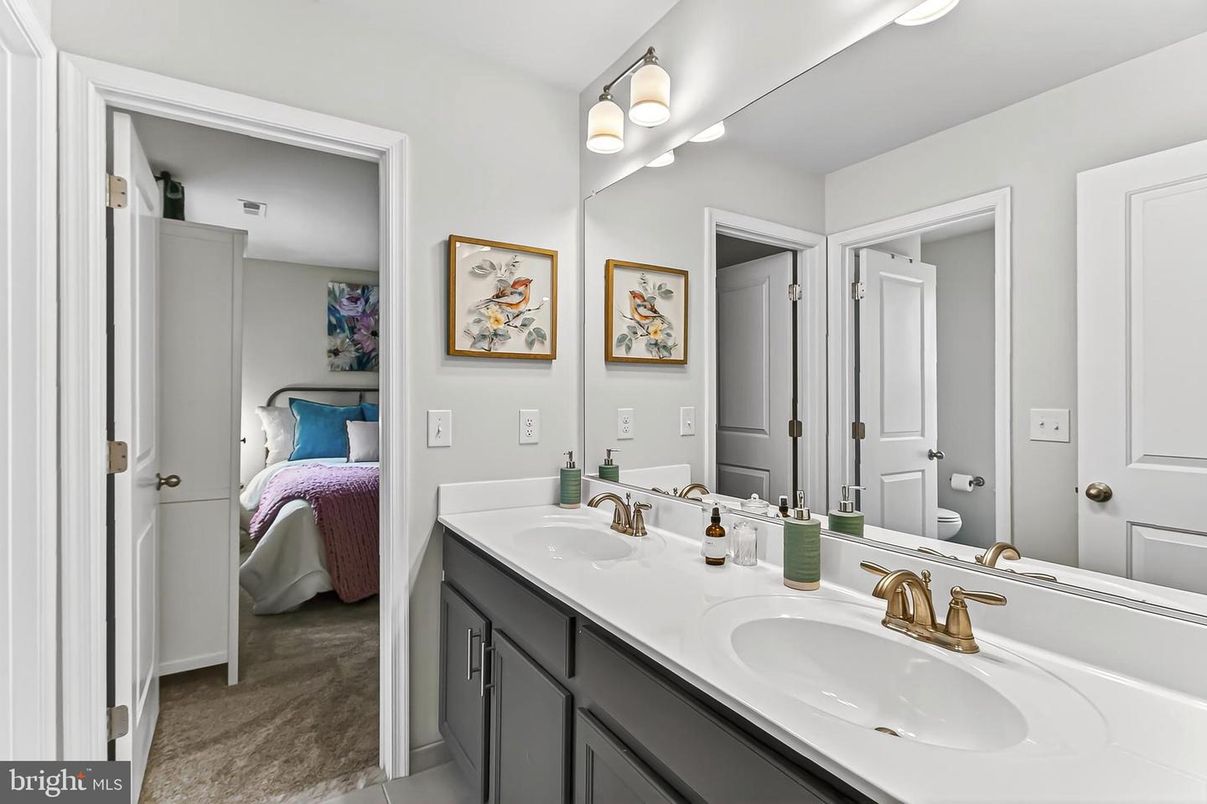 Bathroom, Bedroom, Dual Sink Vanities, Interior