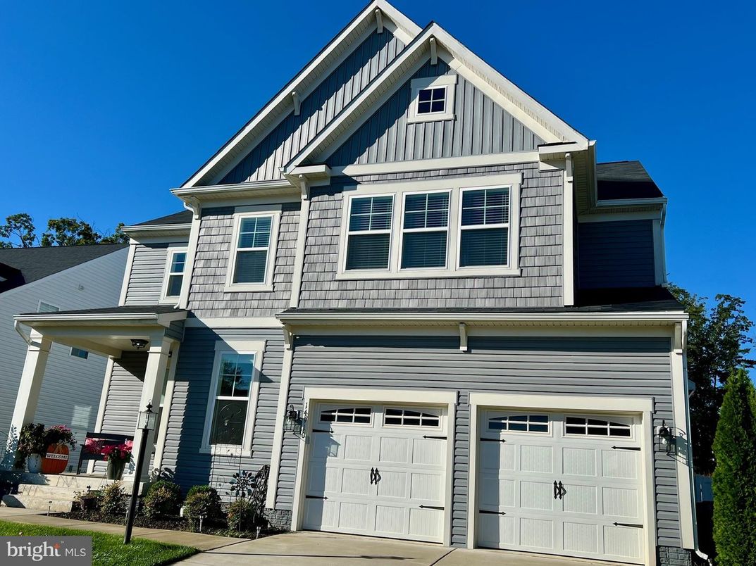 Attached, Exterior, Facade, American Craftsman