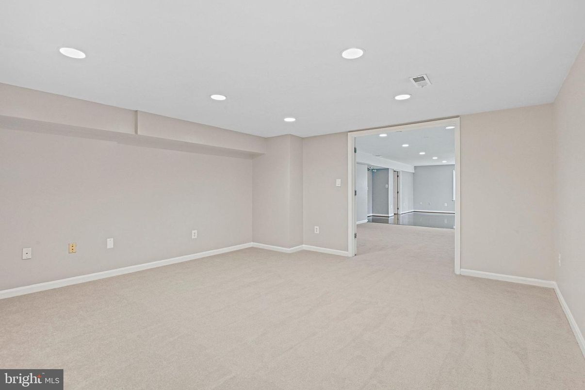 Empty room, Interior, Recessed Lighting