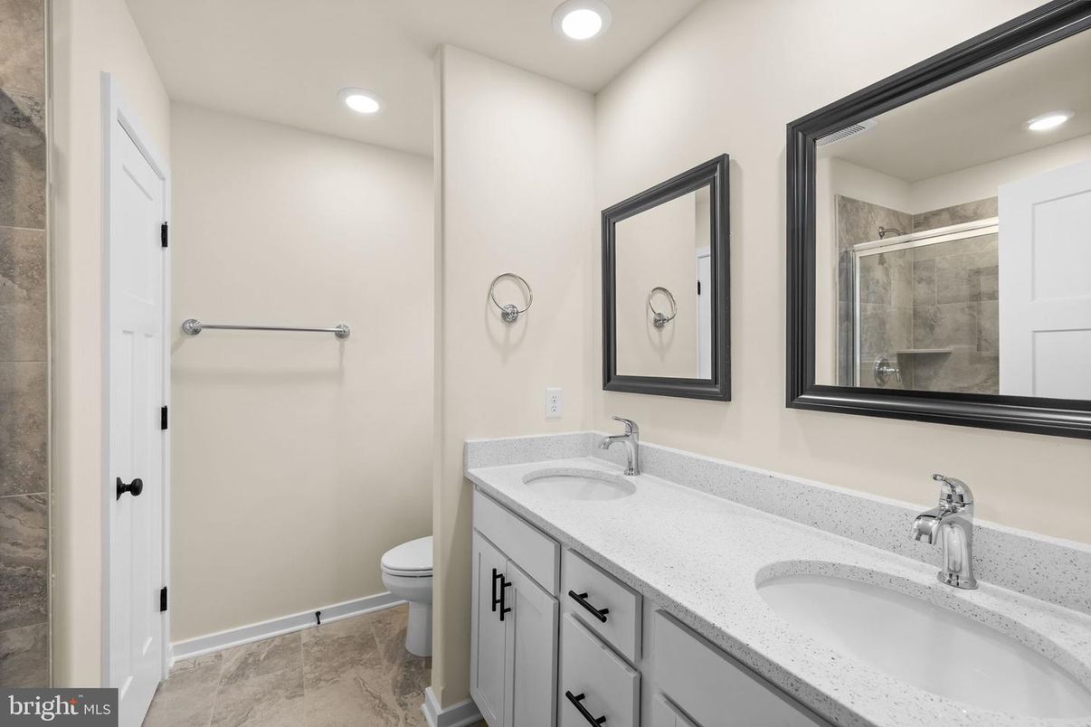 Bathroom, Dual Sink Vanities, Interior, Recessed Lighting