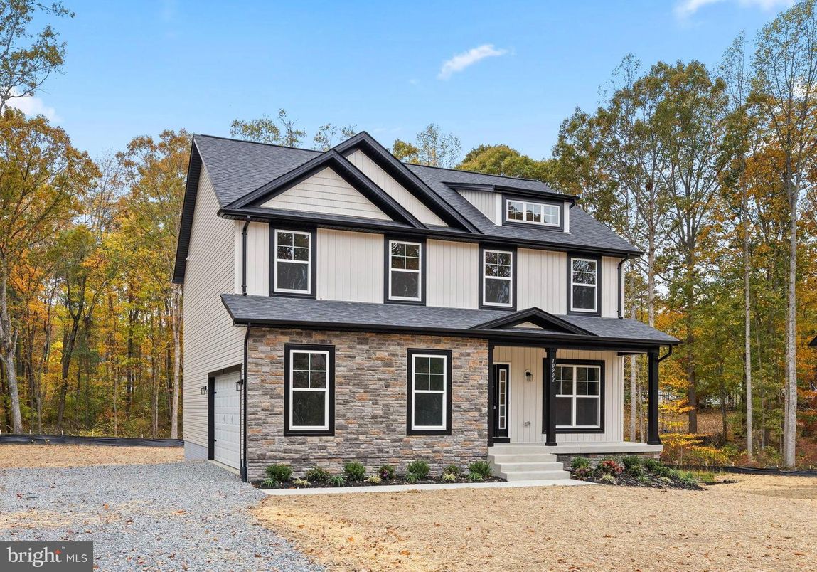 Attached, Exterior, Facade, Farmhouse