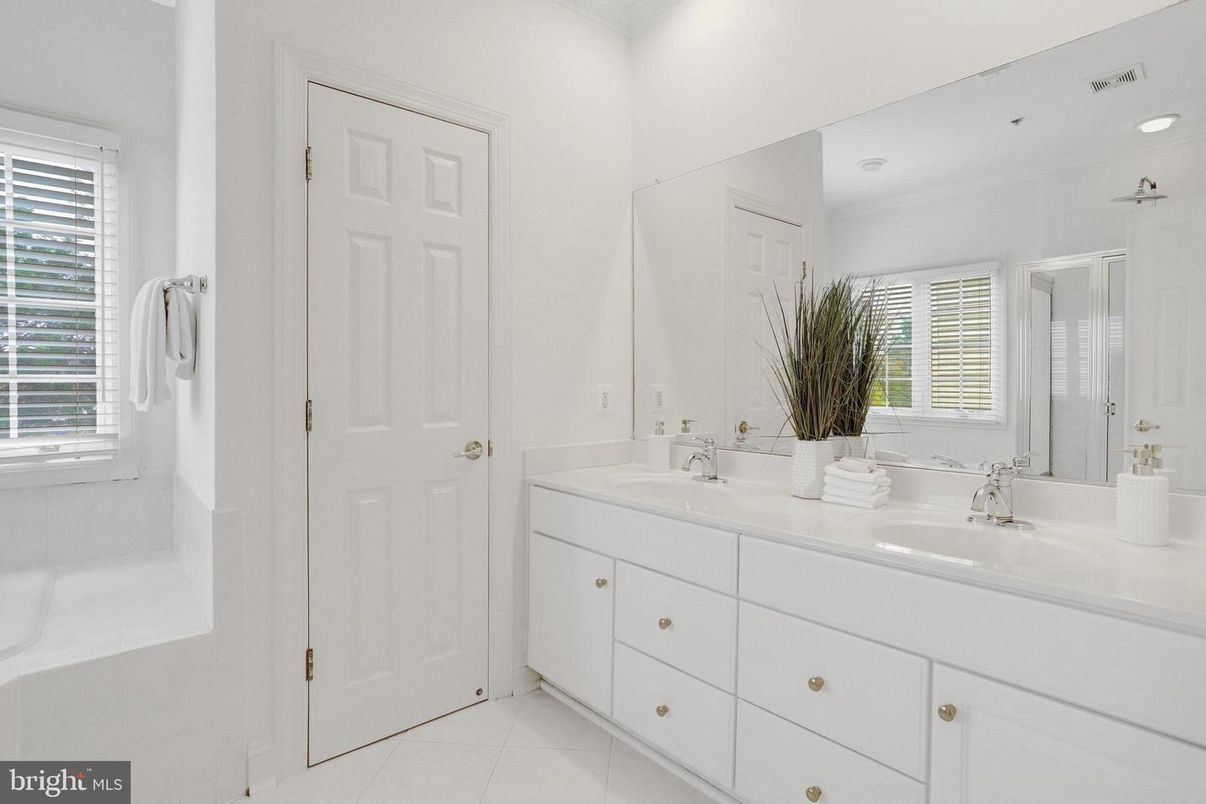 Bathroom, Dual Sink Vanities, Interior, Recessed Lighting