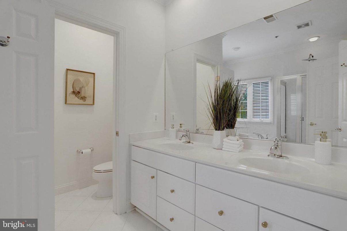 Bathroom, Dual Sink Vanities, Interior, Recessed Lighting