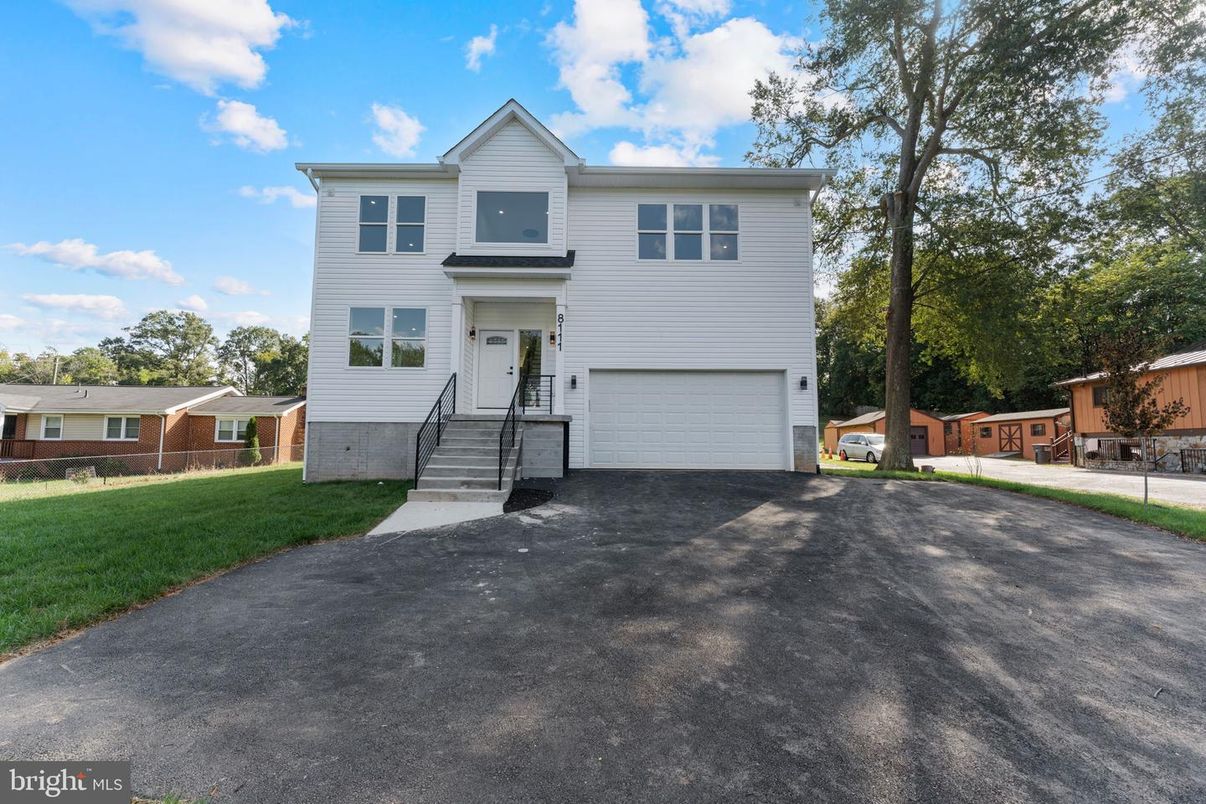 Attached, Exterior, Facade, Raised Ranch