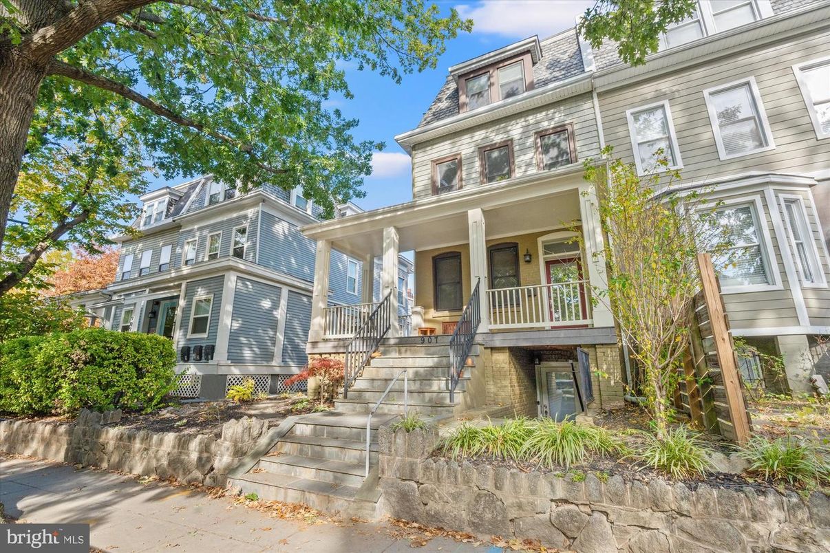 Exterior, Facade, American Foursquare