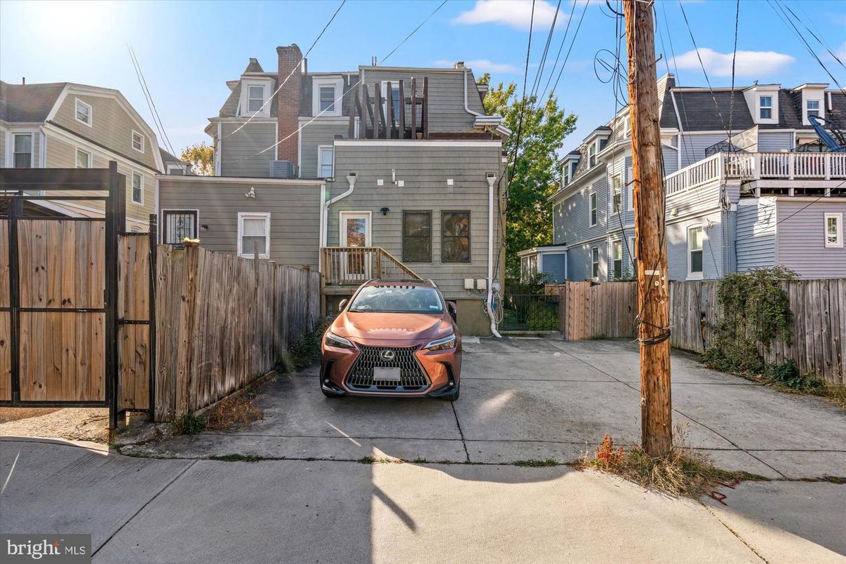 Exterior, Facade, Rowhouse