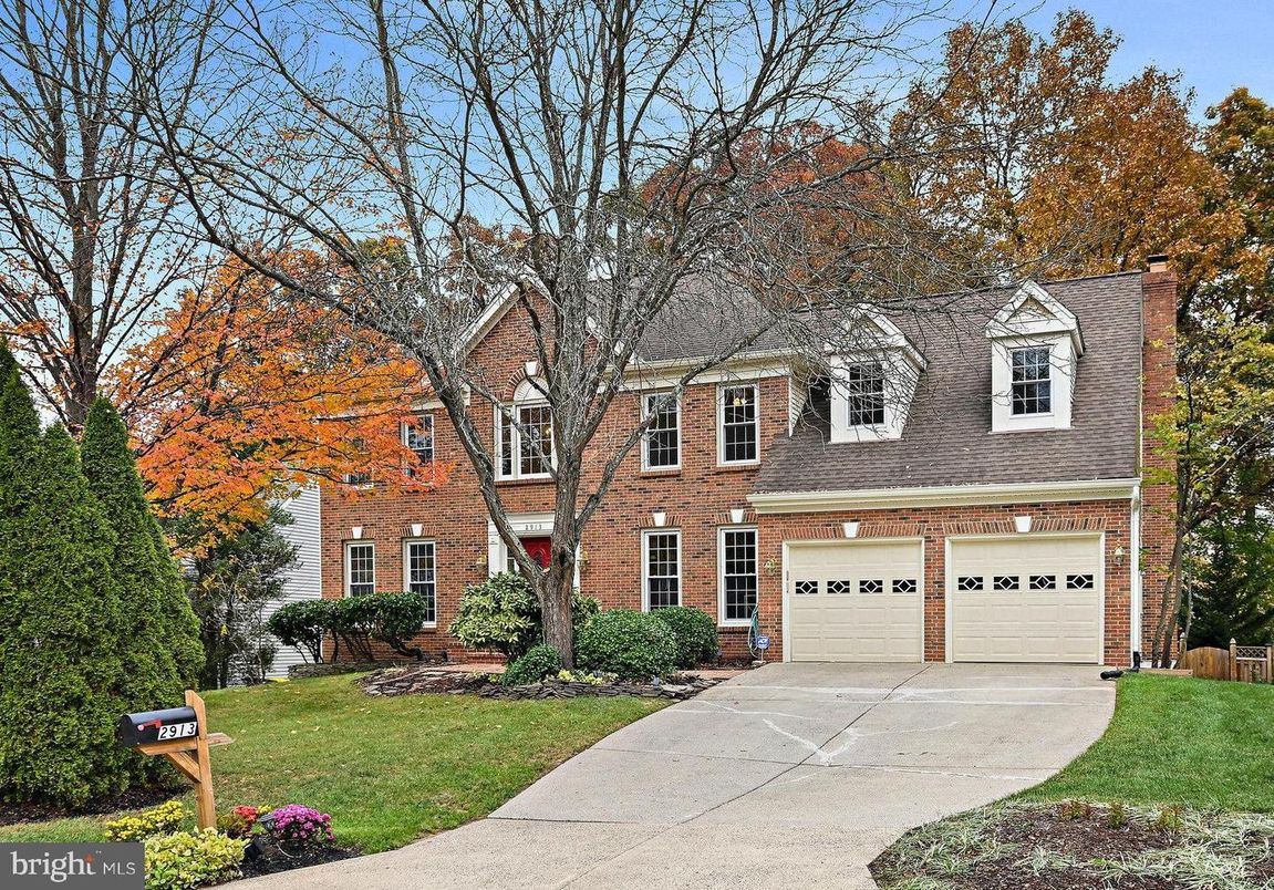 Attached, Exterior, Facade, Brick Facade, Georgian