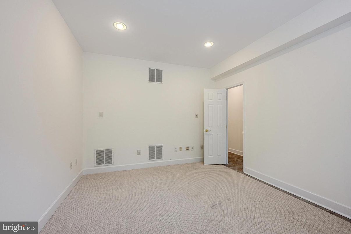 Empty room, Interior, Recessed Lighting