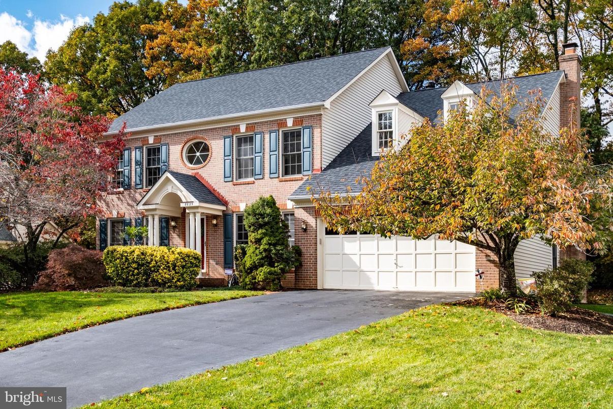 Attached, Exterior, Facade, Brick Facade, Georgian