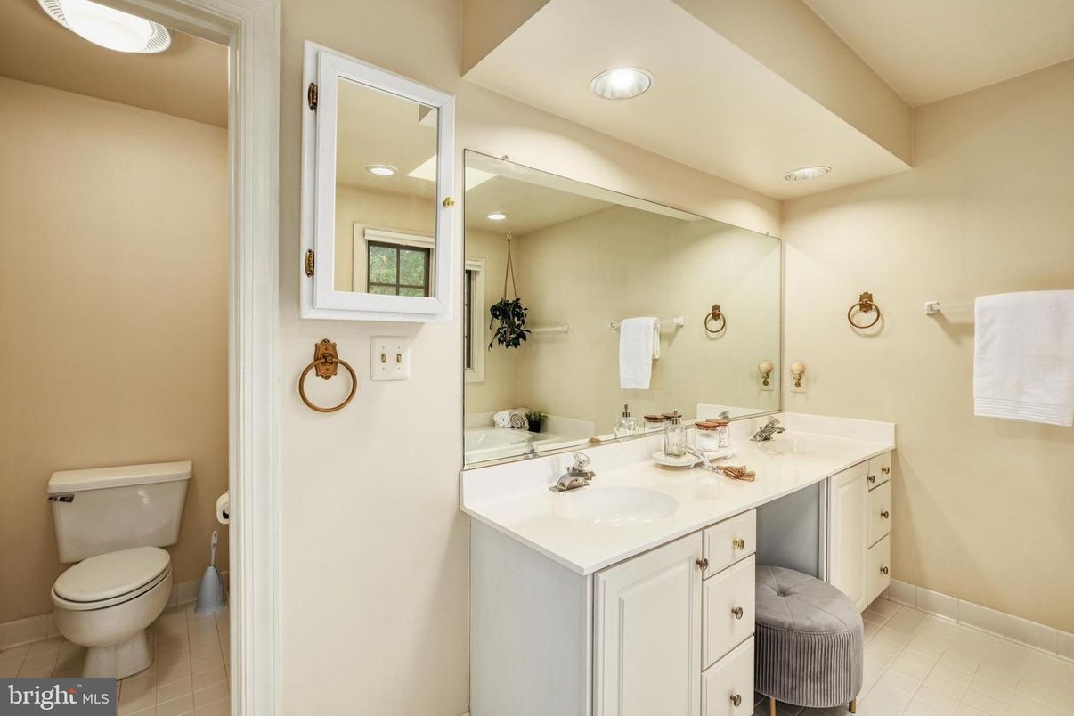 Bathroom, Dual Sink Vanities, Interior, Recessed Lighting