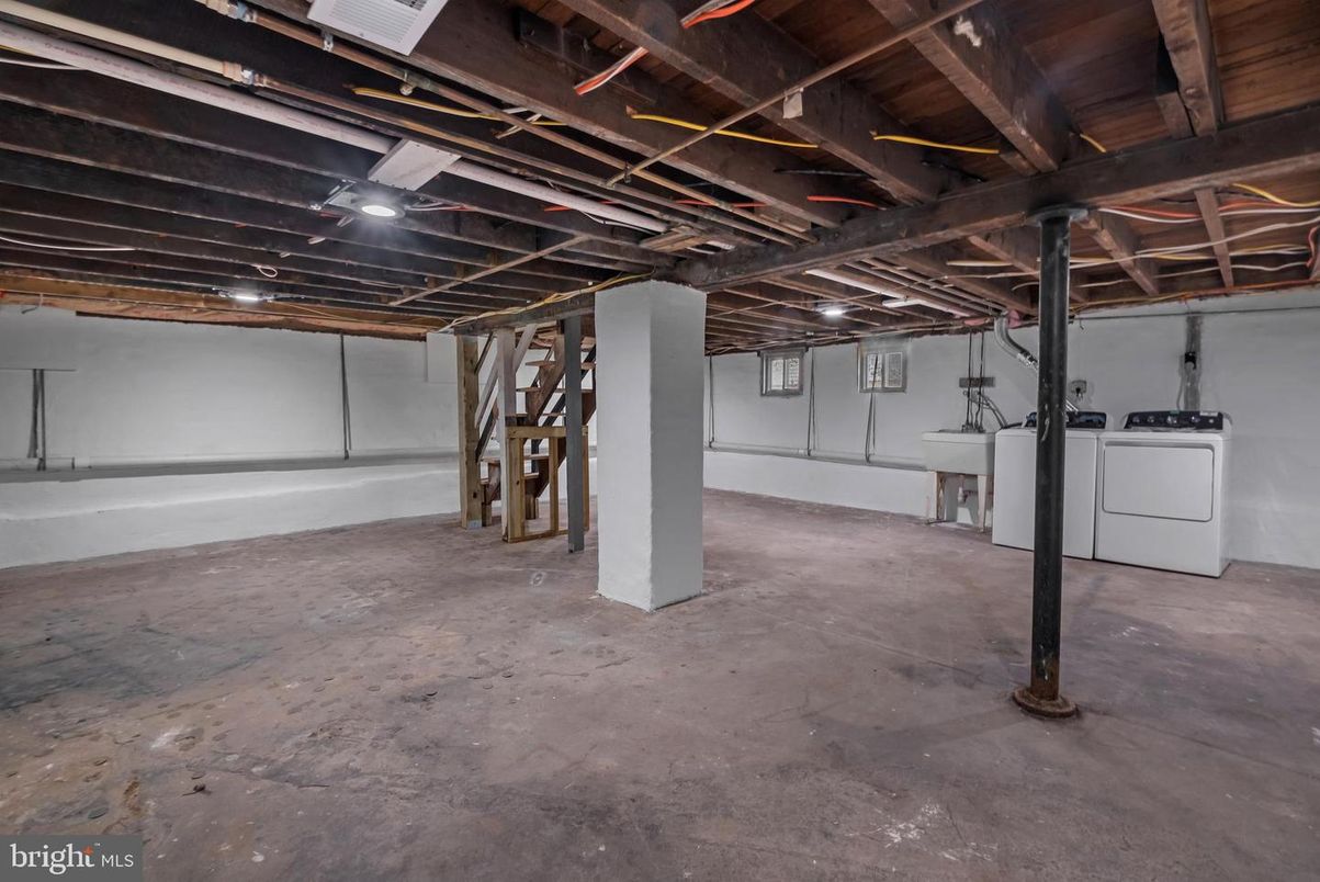 Interior, Washer, Wooden Beams