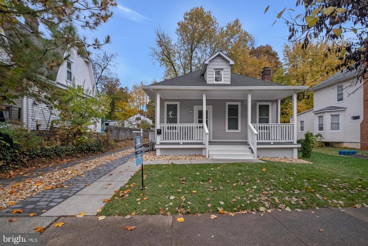 Exterior, Facade, American Foursquare