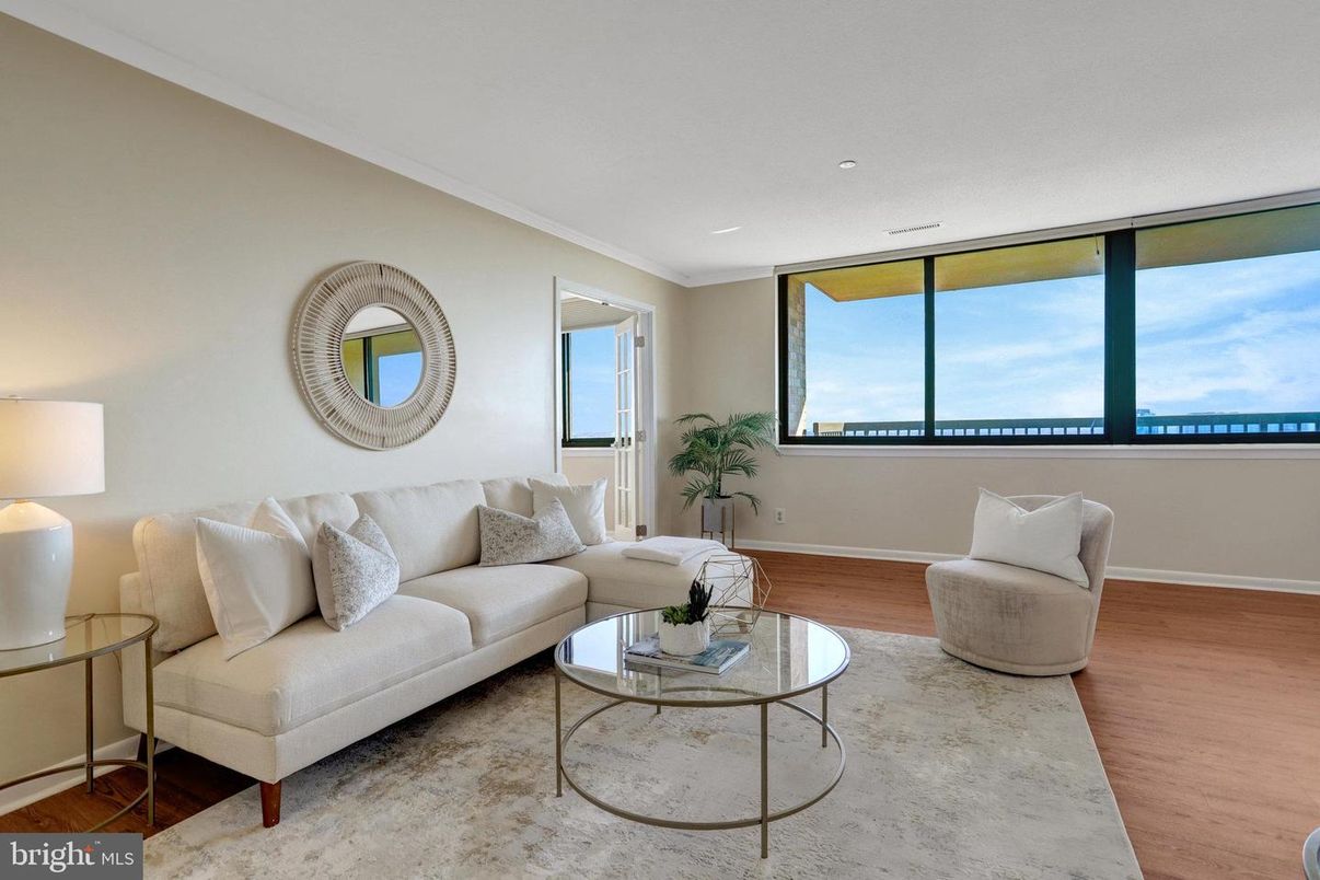 Interior, Living room, Recessed Lighting, Water, Wood Texture Flooring