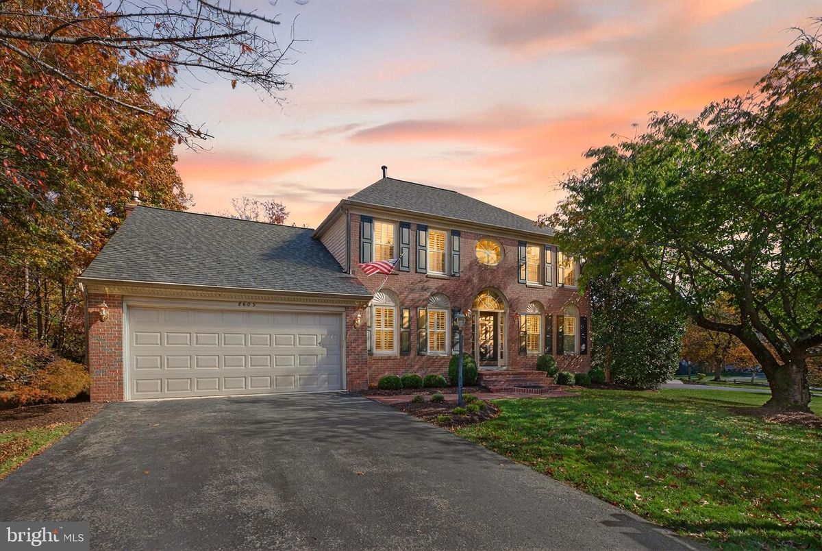 Attached, Exterior, Facade, Brick Facade, Georgian