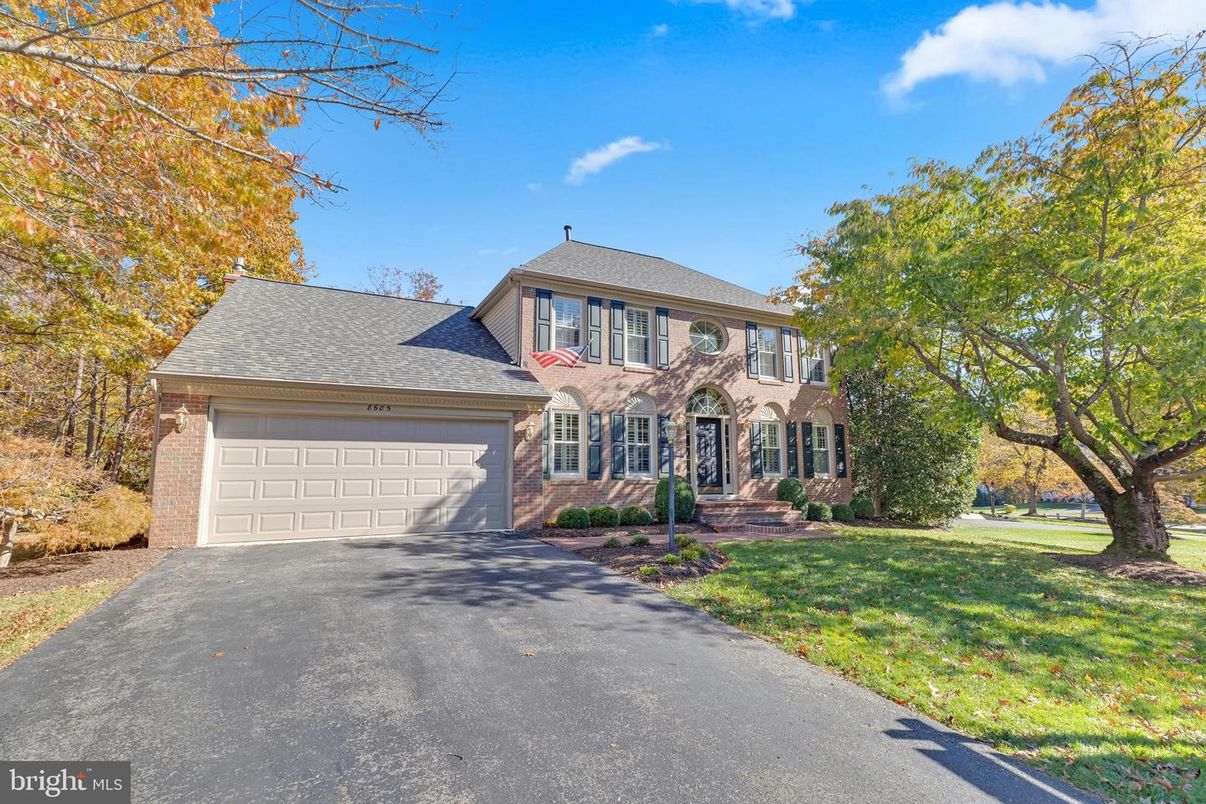 Attached, Exterior, Facade, Brick Facade, Georgian