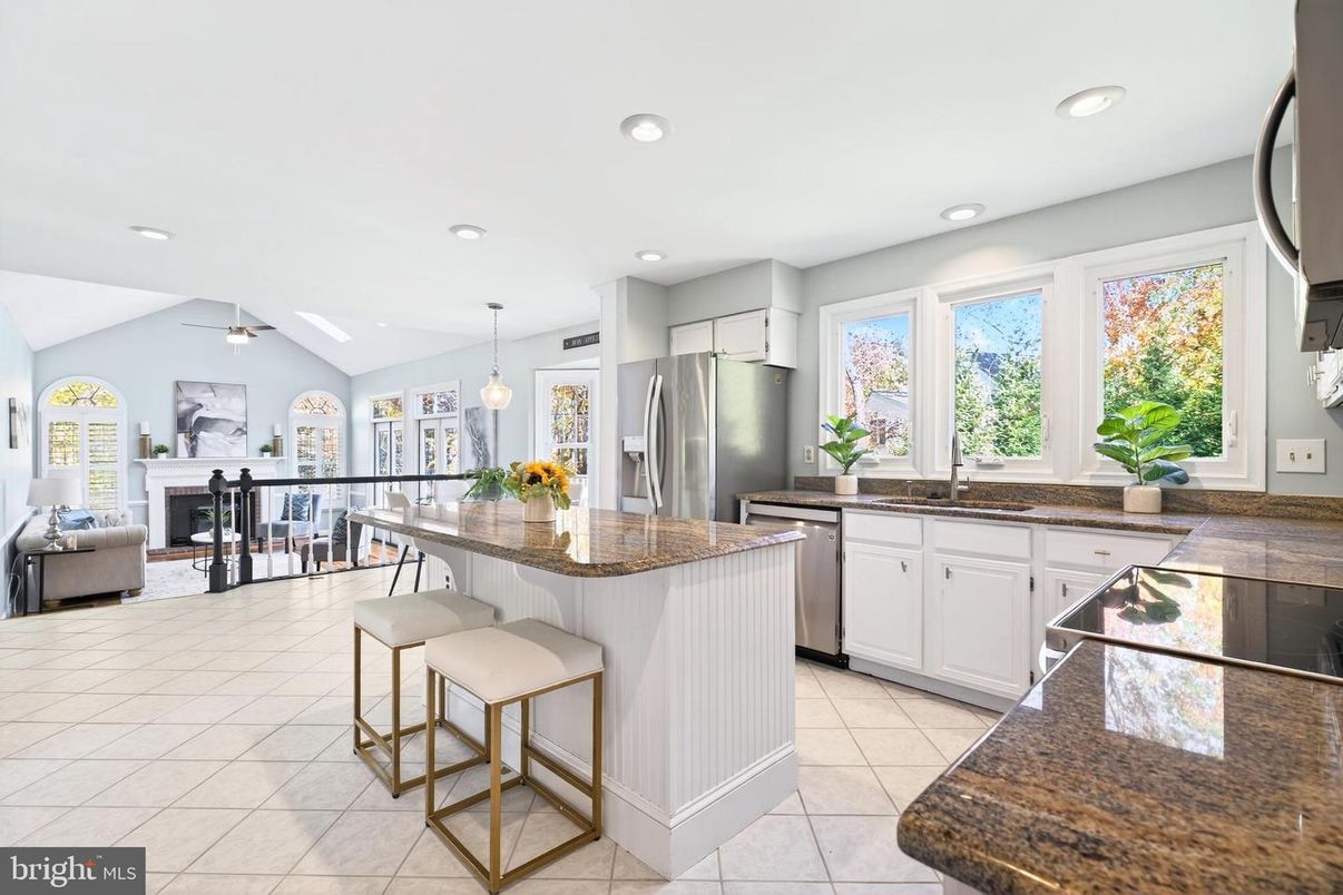 Dining room, Interior, Kitchen, Pendant Lights, Recessed Lighting, Stainless Steel Appliances