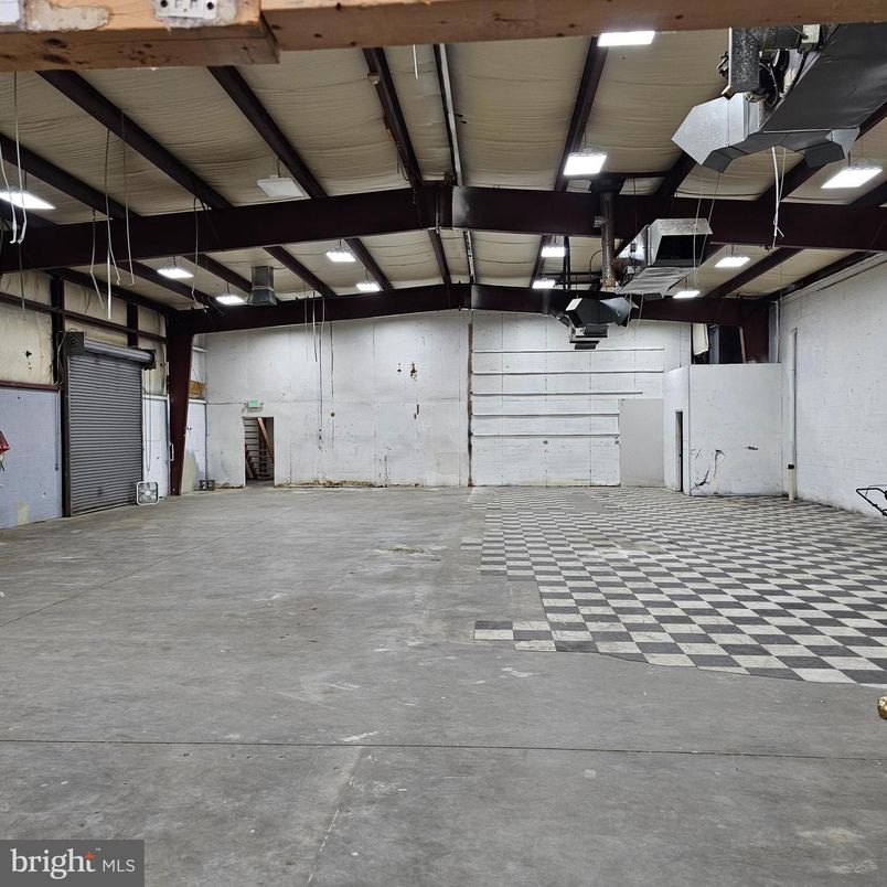 Garage, Interior, Wooden Beams