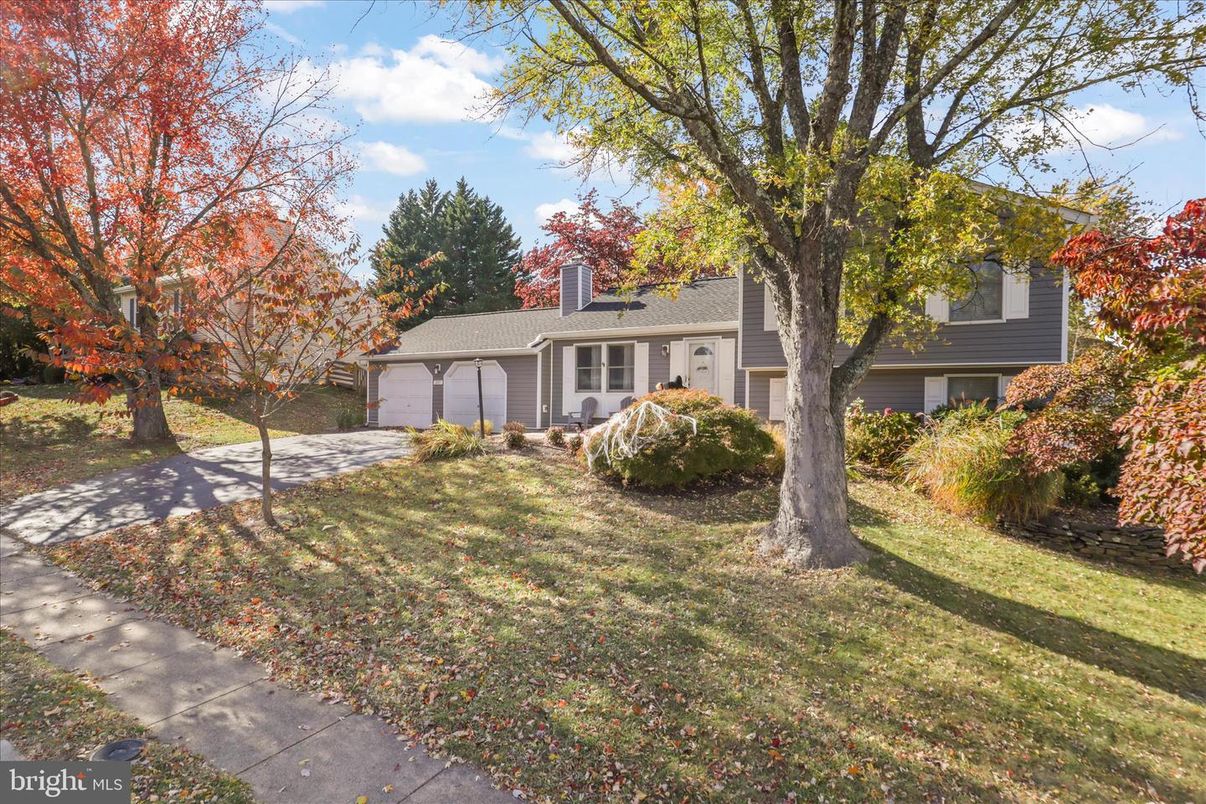 Attached, Backyard, Exterior, Facade, Split Level