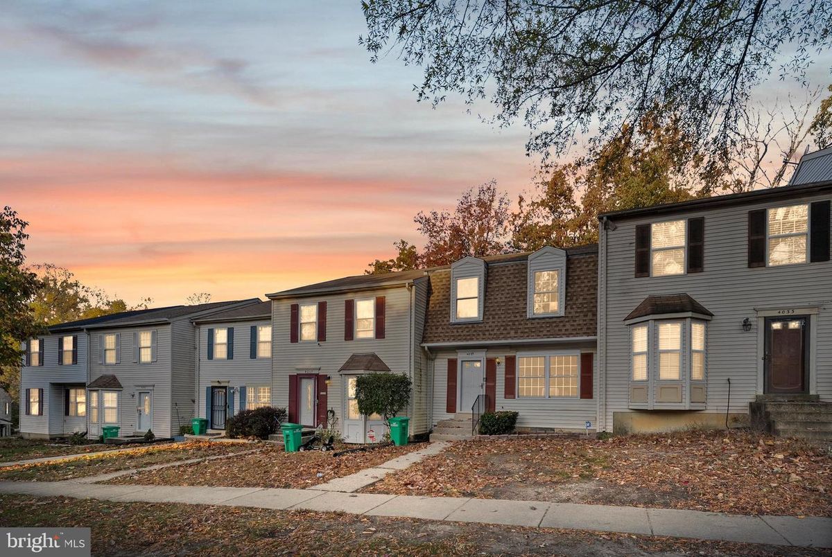 Exterior, Facade, Rowhouse