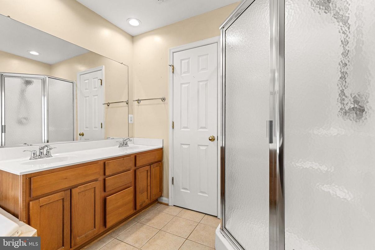 Bathroom, Dual Sink Vanities, Interior, Recessed Lighting