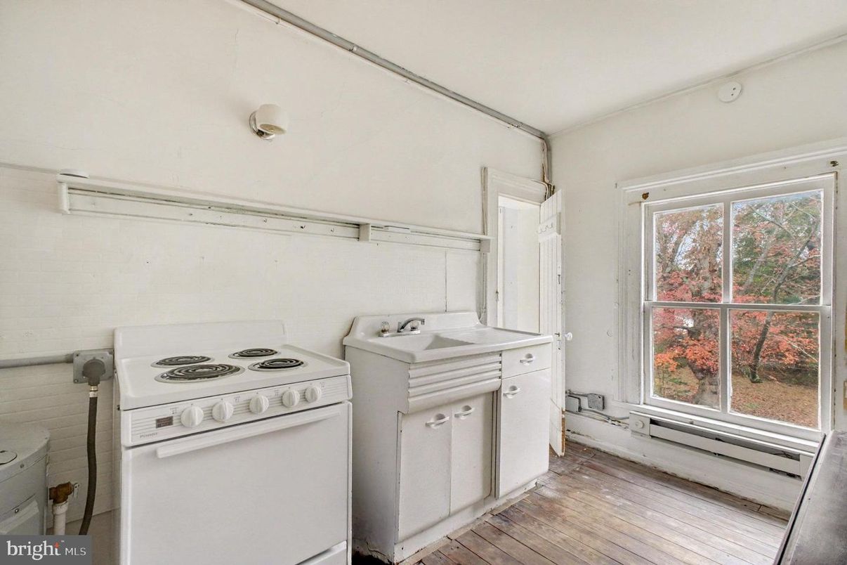 Interior, Washer, Wood Texture Flooring