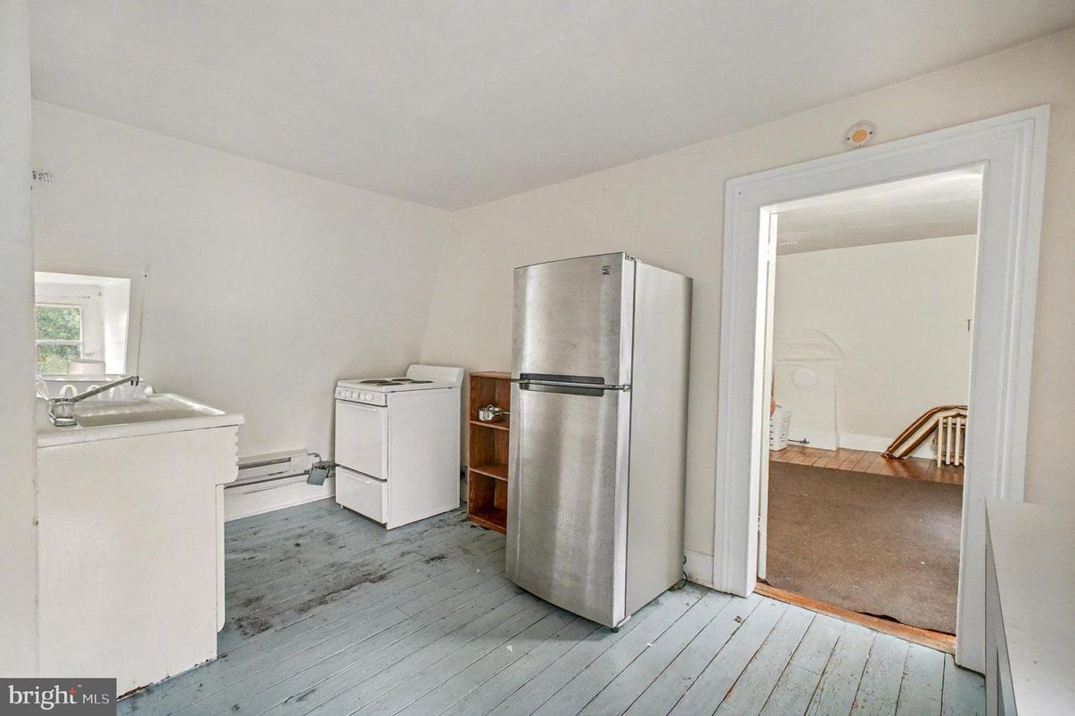Interior, Washer, Wood Texture Flooring